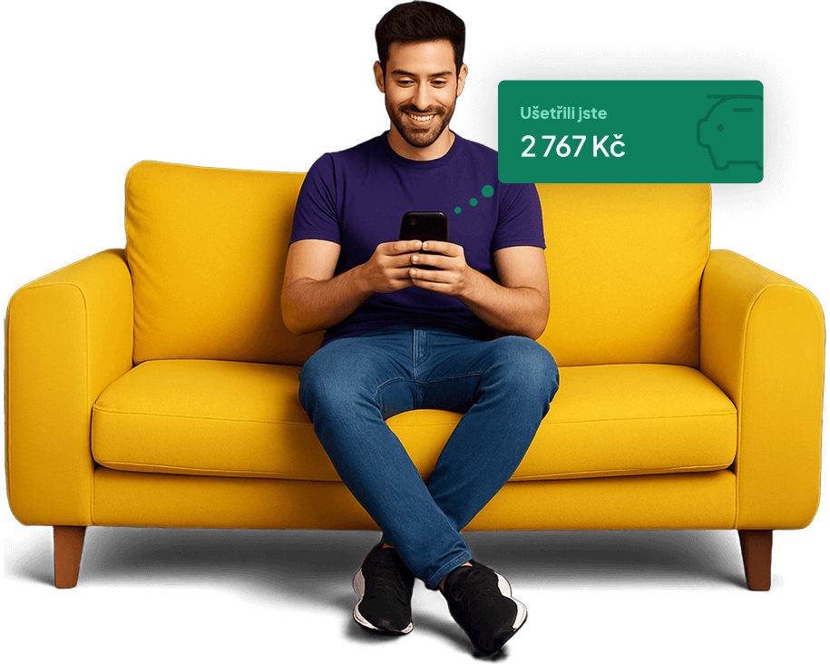 Uživatel sdílené energie sedí na gauči a kouká kolik vydělal peněz